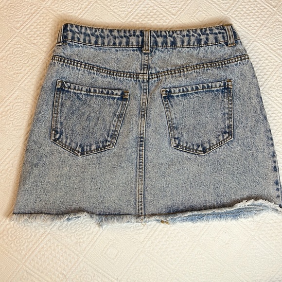 💥💥Forever 21 Medium White Washed Distressed Denim Skirt - Picture 2 of 13